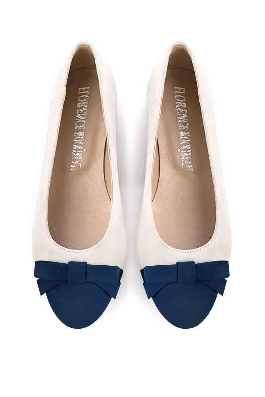 Navy blue and off white women's ballet pumps, with low heels. Round toe. Flat block heels. Top view - Florence KOOIJMAN